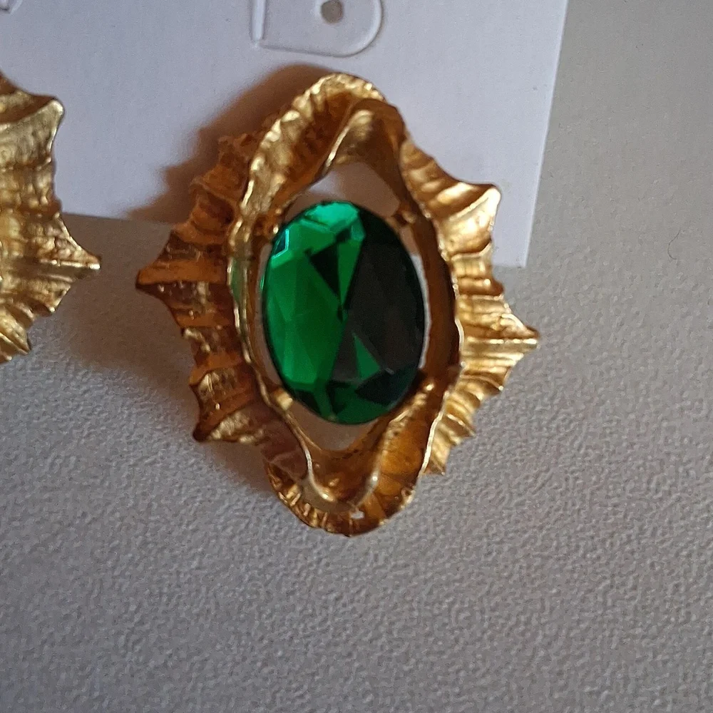 Vintage Clip-on Gold-Tone Earrings with Emerald Green - Picture 8 of 13